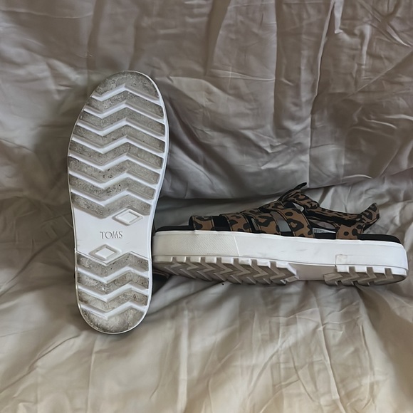 Toms size 9 women’s leopard platform sandals. - Picture 2 of 2